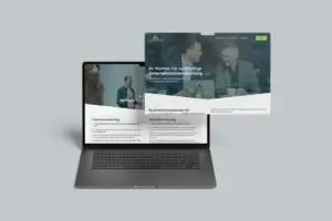 Ein Laptop mit einer geöffneten Unternehmensberatungs-Website, die Prozessoptimierung und Mitarbeiterführung thematisiert. Eine überlagerte Ansicht zeigt eine weitere Seite mit einem Beratungsgespräch.